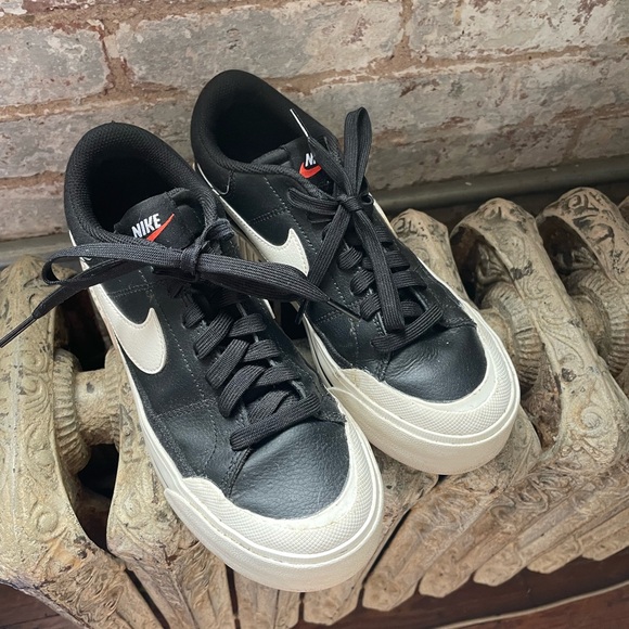 Nike Black and White Sneakers - Picture 1 of 6